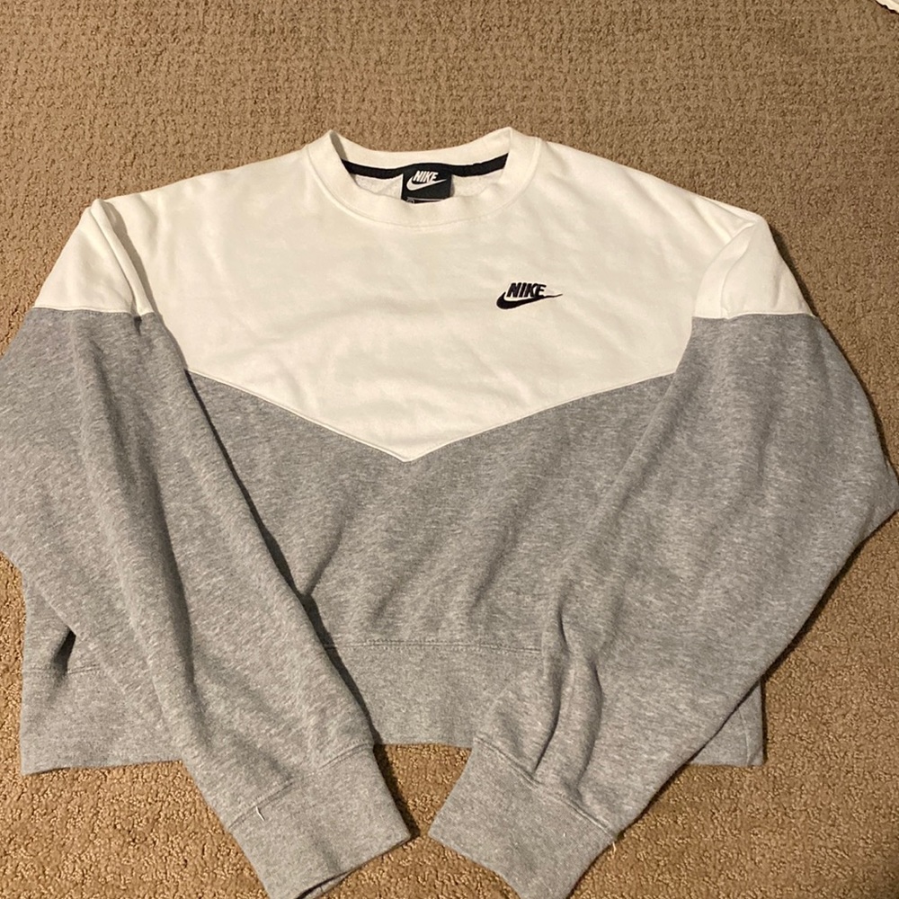 Cropped Nike Crewneck